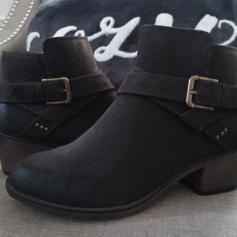 Women's brown suede-like booties